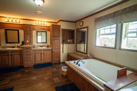 Bath - 15017 Botkin Rd, Centerville, KS 66014 photo 1 of 4