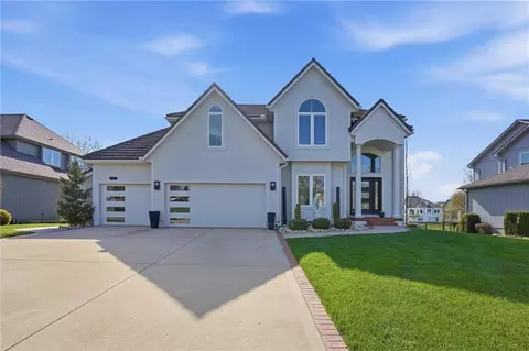 2732 SW Arthur Dr, Lees Summit, MO 64082