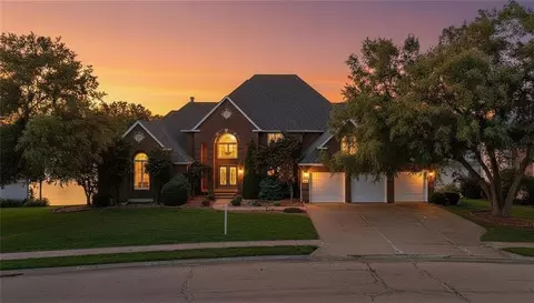 1227 Pembrooke Dr, Warrensburg, MO 64093