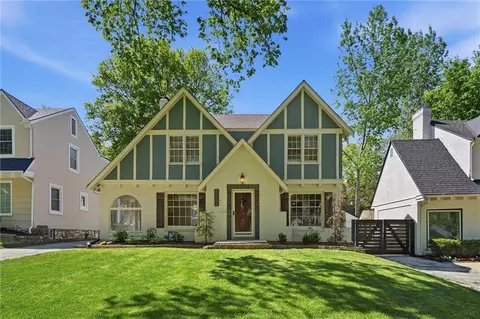 1259 W Gregory Blvd, Kansas City, MO 64114
