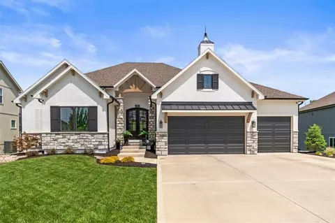 2034 SW Red Barn Ln, Lees Summit, MO 64082
