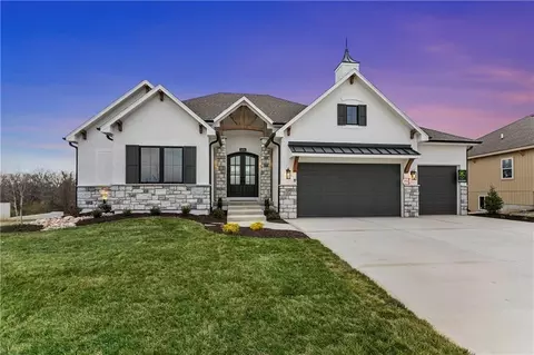 2034 SW Red Barn Ln, Lees Summit, MO 64082