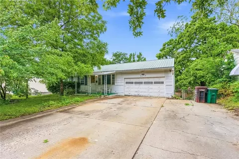 1102 N Farview Dr, Independence, MO 64056