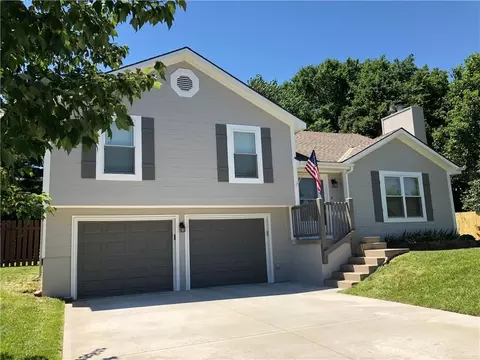 1600 NE Whitestone Dr, Lees Summit, MO 64086