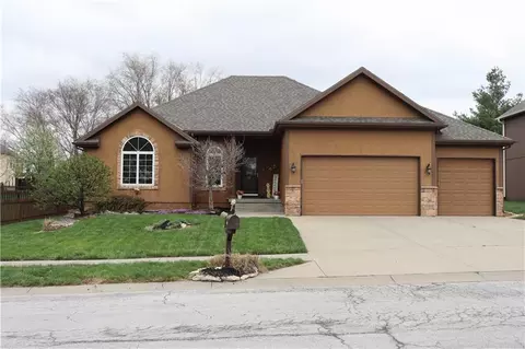 915 Englewood Dr, Kearney, MO 64060