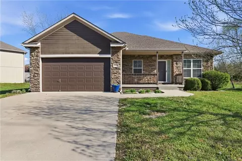 1611 NW Nicholas Dr, Grain Valley, MO 64029