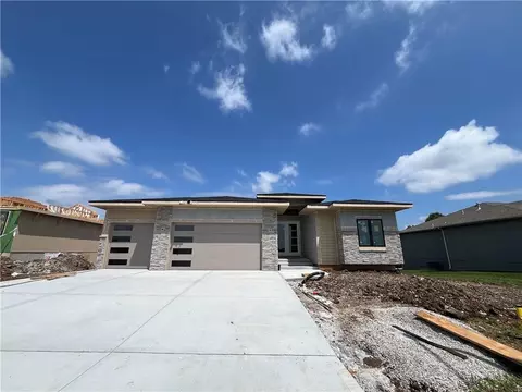 510 Bentwater Dr, Raymore, MO 64083