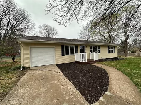 8049 Kessler Ln, Overland Park, KS 66204