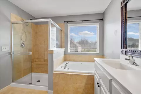 Bath - 1303 Ashdown Cir, Raymore, MO 64083 photo 4 of 5