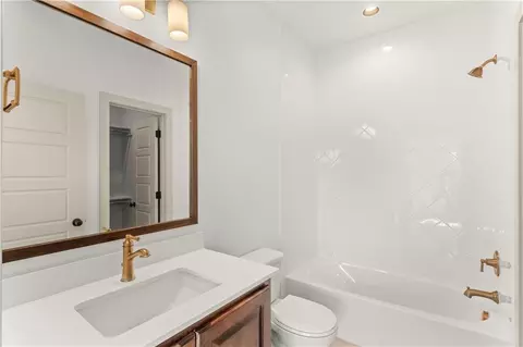 Bath - 1628 Hanover Ln, Raymore, MO 64083 photo 4 of 4