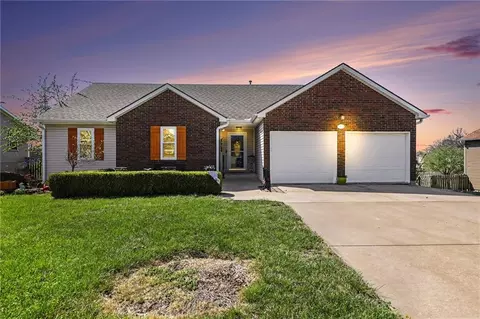 2411 Twin Oaks Dr, Harrisonville, MO 64701
