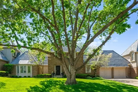 4 Le Mans Ct, Prairie Village, KS 66208