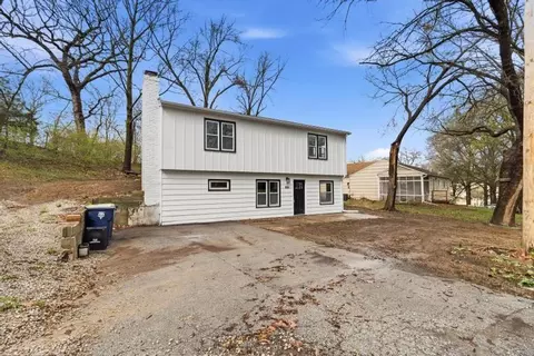 623 NE Woodlawn St, Kansas City, MO 64116