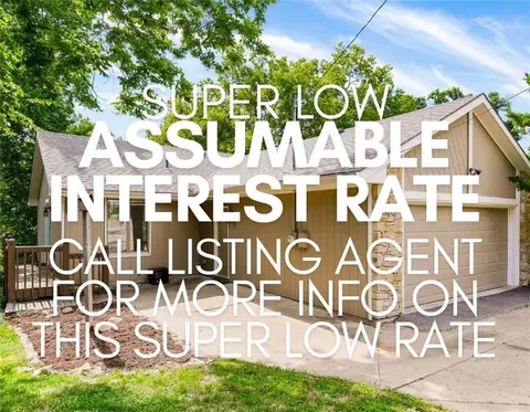 1045 NW S South Shore Dr, Lake Waukomis, MO 64151