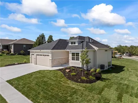 Exterior - 500 Bentwater Dr, Raymore, MO 64083 photo 3 of 8