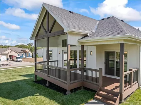 Exterior - 500 Bentwater Dr, Raymore, MO 64083 photo 8 of 8
