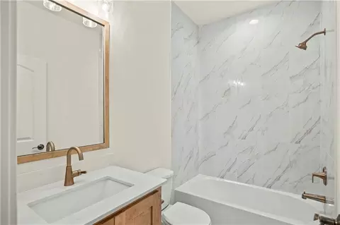 Bath - 500 Bentwater Dr, Raymore, MO 64083 photo 6 of 7