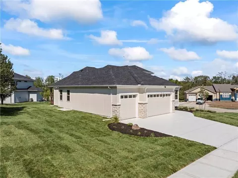 Exterior - 500 Bentwater Dr, Raymore, MO 64083 photo 2 of 8