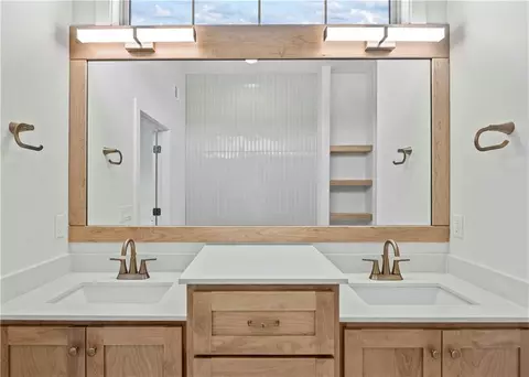 Bath - 500 Bentwater Dr, Raymore, MO 64083 photo 5 of 7
