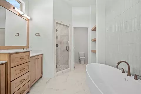 Bath - 500 Bentwater Dr, Raymore, MO 64083 photo 1 of 7