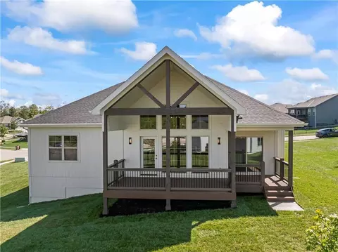 Exterior - 500 Bentwater Dr, Raymore, MO 64083 photo 7 of 8