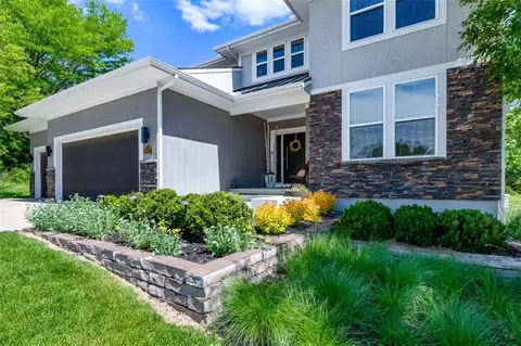 6927 Glenn Ln, Parkville, MO 64152