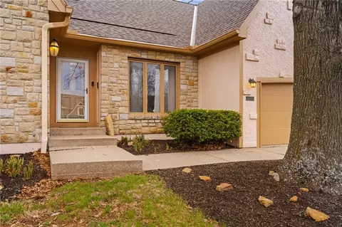 5826 Oakview St, Shawnee, KS 66216