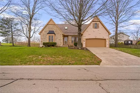 5826 Oakview St, Shawnee, KS 66216