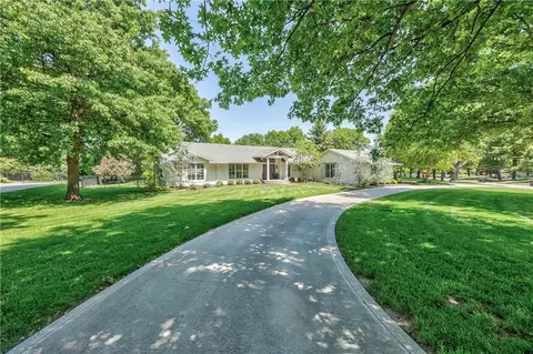 8600 Reinhardt Ln, Leawood, KS 66206