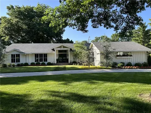 8600 Reinhardt Ln, Leawood, KS 66206