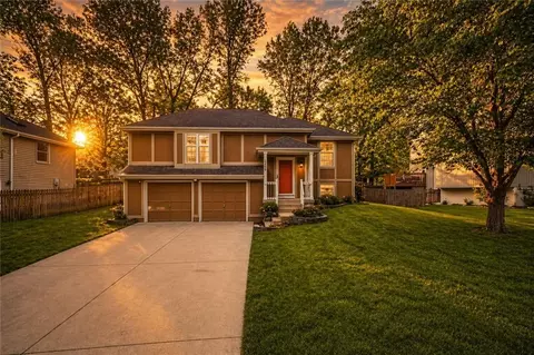 2405 NE Carousel Cir, Lees Summit, MO 64086