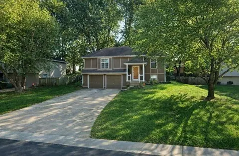 2405 NE Carousel Cir, Lees Summit, MO 64086