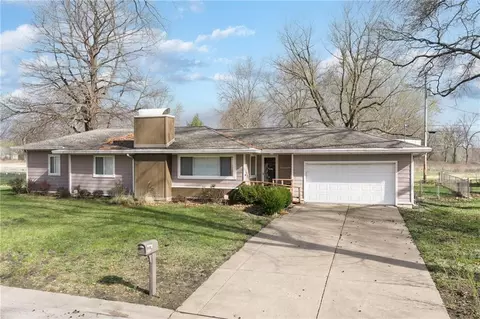 139 Woodland Rd, Lansing, KS 66043