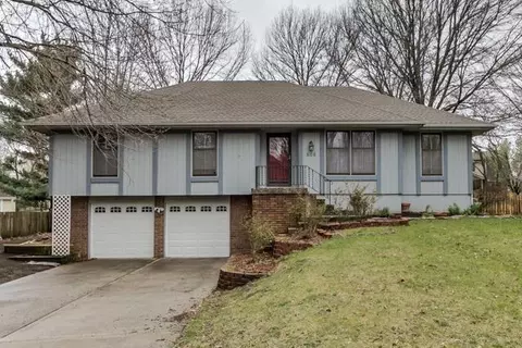 608 NE Birchwood Dr, Lees Summit, MO 64086