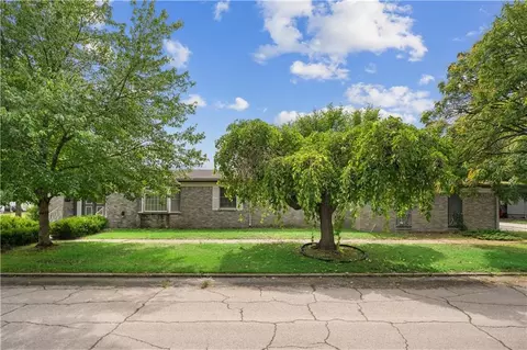 1302 W 4th St, Coffeyville, KS 67337