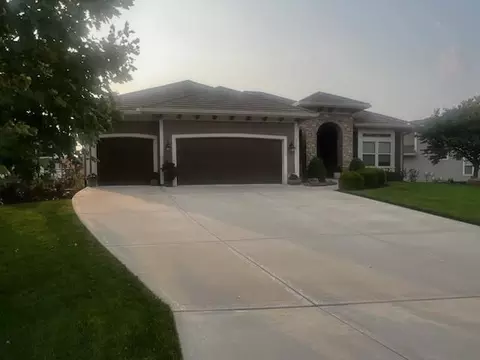 9702 Shady Bend Cir, Lenexa, KS 66227