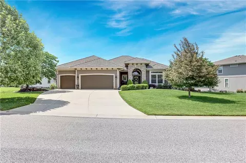 9702 Shady Bend Cir, Lenexa, KS 66227