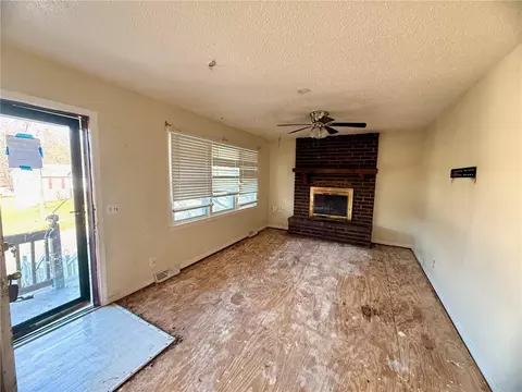 Living - 3112 Hampton Rd, Saint Joseph, MO 64505 photo 1 of 2