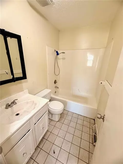 Bath - 3112 Hampton Rd, Saint Joseph, MO 64505 photo 1 of 1