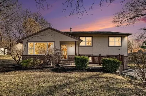 1701 NE 49th St, Kansas City, MO 64118