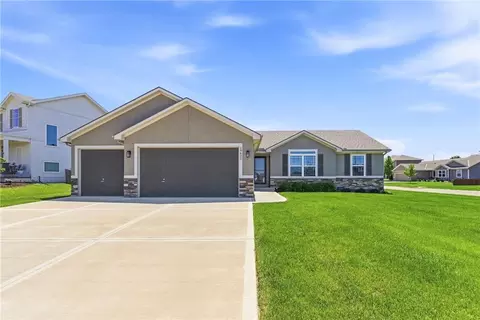 19625 W 197th St, Spring Hill, KS 66083