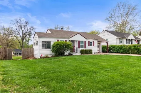9601 E 68th St, Raytown, MO 64133