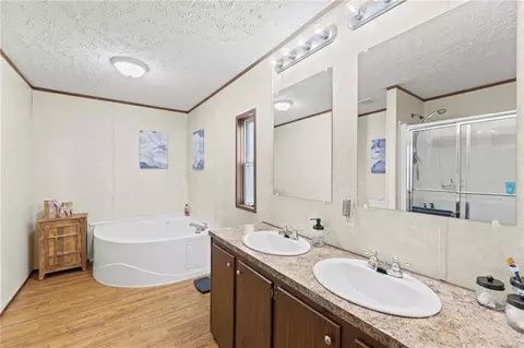 Bath - 5 Persimmon Ln, Mapleton, KS 66754 photo 1 of 2