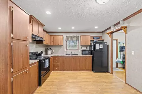 Kitchen - 5 Persimmon Ln, Mapleton, KS 66754 photo 2 of 2