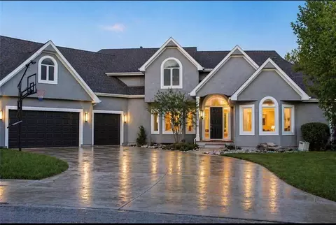 601 SW Forestpark Ln, Lees Summit, MO 64081