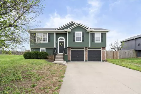 705 Fall Creek Cir, Belton, MO 64012