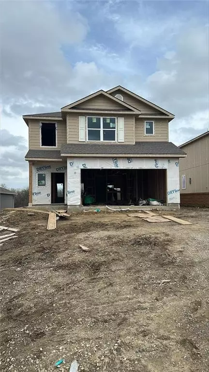 411 Rock Creek Dr, Tonganoxie, KS 66086