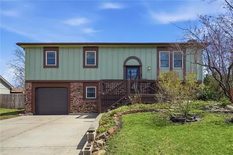 612 S Montclaire Dr, Olathe, KS 66061