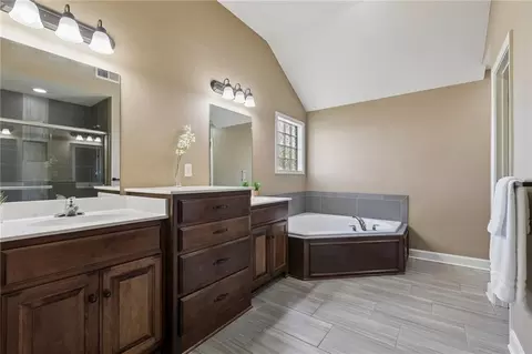 Bath - 3400 NW 50 St, Riverside, MO 64150 photo 1 of 3