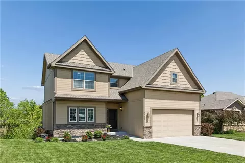 Exterior - 3400 NW 50 St, Riverside, MO 64150 photo 2 of 9
